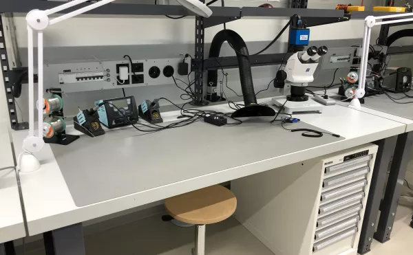 Manual soldering station